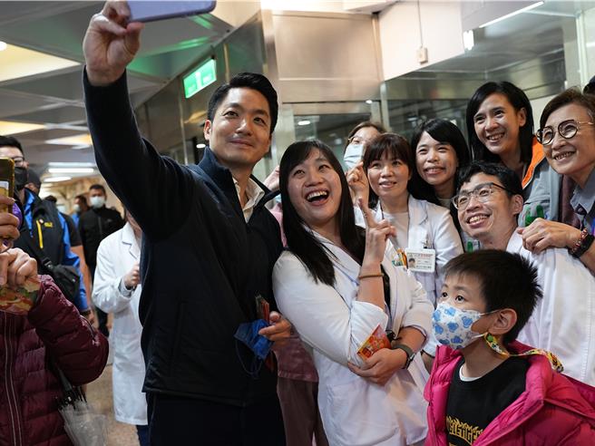 今天是小年夜，同时也是春节连假第一天，台北市长蒋万安今(8)日下午前往台北市联合医院仁爱院区慰问医护人员。（黄敬文摄）