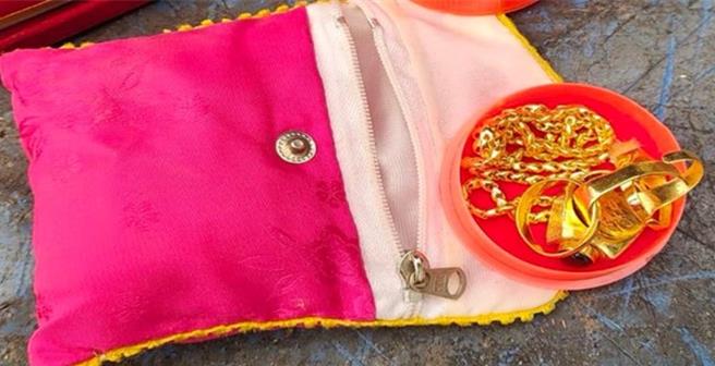 台中市环保局清洁队曾在拆解民眾丢弃的大型家具时拾获重58公克的金饰，提醒民眾丢弃前一定要检查。（环保局提供／张亦惠台中传真）