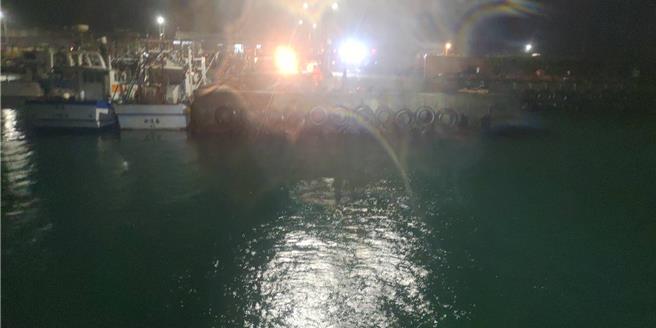 位于基隆市中山区的外木山渔港8日晚间8时许发生一起轿车坠海事件，一辆轿车突衝进港内，海巡人员及中山消防分队获报后抢救，搜救发现车内无人，车窗呈现打开状态。（翻摄画面／徐佑升基隆传真）