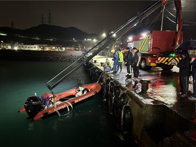 位于基隆市中山区的外木山渔港8日晚间8时许发生一起轿车坠海事件，一辆轿车突衝进港内，海巡人员及中山消防分队获报后抢救，搜救发现车内无人，车窗呈现打开状态。（基隆市消防局提供／徐佑升基隆传真）