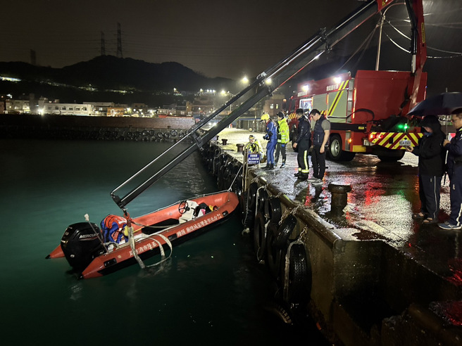 协和庄渔港轿车衝入海。（图／民眾提供）
