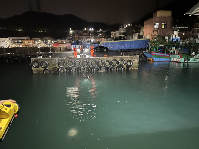 协和庄渔港轿车衝入海。（图／民眾提供）