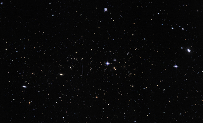 一般可见光所拍摄下的埃尔戈尔多星系团，明显少了很多东西。（NASA, ESA）