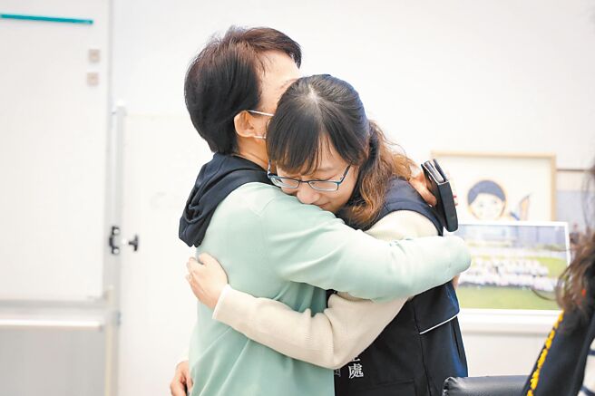 瘦肉精事件延烧，台中市食安处受外界质疑，台中市长卢秀燕（左）7日到食安处与同仁午餐，并给他们大大的拥抱，感谢他们做食安的守护神。（台中市政府提供／张亦惠台中传真）