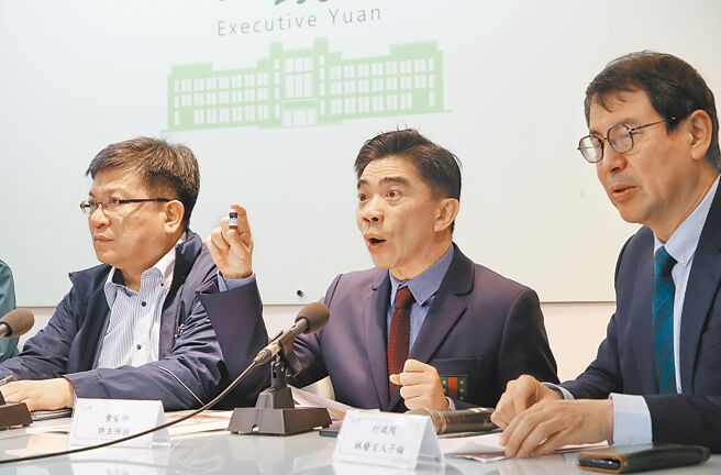 行政院7日召開「僅中市府提供同一樣品驗出西布特羅，清查食品鏈尚無風險」記者會，行政院食品安全辦公室主任許輔（中）指出，此事件發生後，政府以「從槍去追人」的邏輯展開追查，從藥物進口狀況開始追查，確認西布特羅沒有飼料添加物的商品。圖右起為行政院發言人林子倫、行政院食品安全辦公室主任許輔、經濟部次長曾文生。（劉宗龍攝）