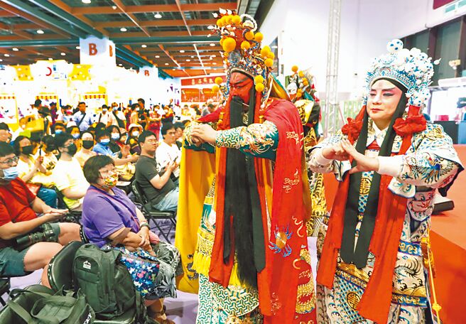 在大陸宣布取消M503航路偏置後，政府以暫停出團到大陸做反制，在兩岸官方無溝通管道情況下，兩岸有責任勿讓惡意螺旋就此上升。圖為2023年台北國際夏季旅展，大陸山西省參展單位與民眾互動。（本報資料照片）