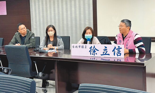 无党籍台北市议员徐立信（右一）7日举行记者会，踢爆万华一处堤外停车场，竟成违法小型批发场，更沦食安破口。（丁上程摄）