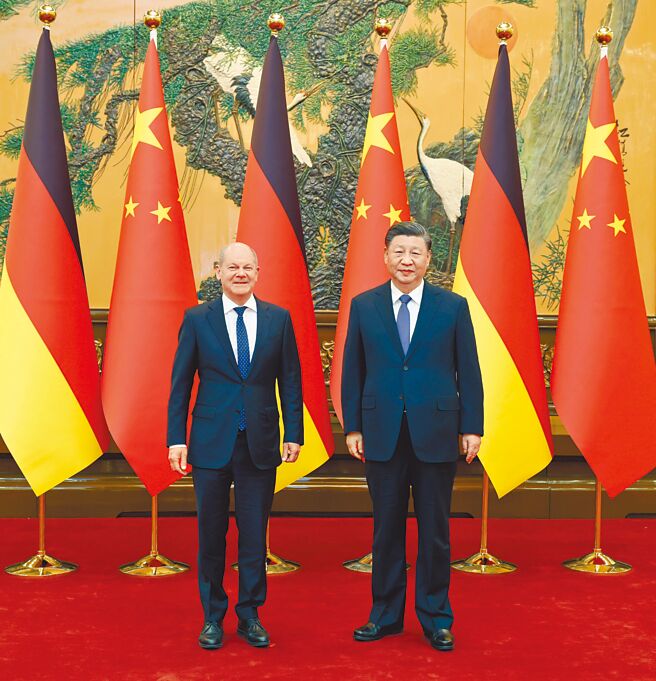德國總理蕭茲曾於2022年11月訪問中國，是新冠疫情近3年以來首位訪問北京的7國集團領導人。圖為蕭茲（左）當時與大陸國家主席習近平會面。（新華社）