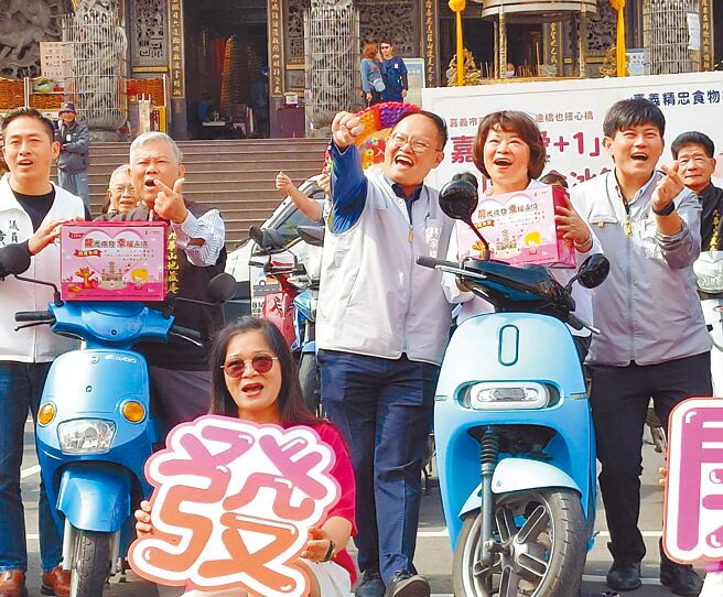 嘉义市长黄敏惠（右二）、九华山地藏庵董事长黄俊森（左二）7日启动发送年菜，助弱势家庭过好年。（廖素慧摄）