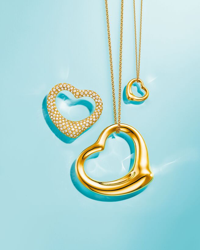 Tiffany的Elsa Peretti Open Heart系列项炼，心形炼坠充满爱情的浪漫氛围。（Tiffany & Co.提供）