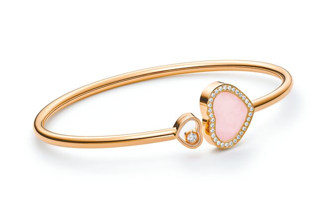 萧邦的My Happy Hearts系列粉红蛋白石爱心手鐲，16万4000元。（CHOPARD提供）
