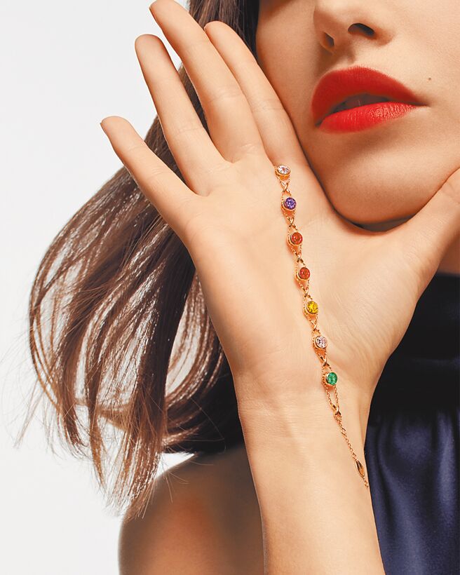 CHAUMET在情人节推荐Les Acrostiches Jeux de Liens系列珠宝，内藏神秘的恋爱密码。（CHAUMET提供）