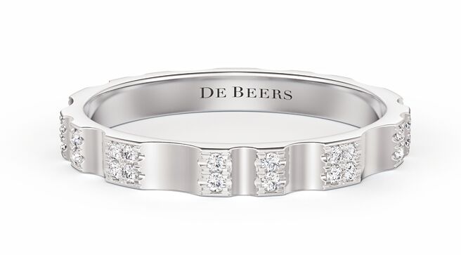 De Beers RVL白K金镶钻戒指，5万4000元。（De Beers提供）