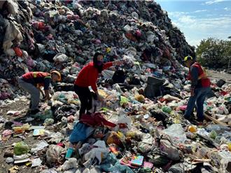 大掃除把皮包手機當廢物丟 清潔隊員翻垃圾山終於找到了