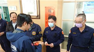 高雄治安評比第2名！ 陳其邁除夕赴警局感謝員警