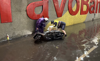 地下道積水雙向封閉   女騎士誤闖自摔！警即刻救援助脫困