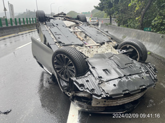 台62線小客車雨天打滑 撞護欄翻覆三人受傷