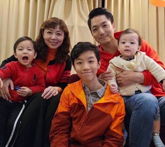 蔣萬安曬全家福   「龍年大吉大利，福運龍來」