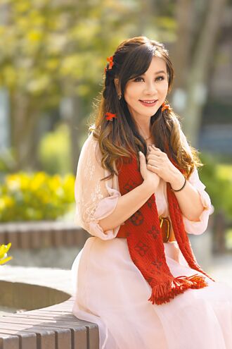 龍千玉插花喜迎春 葉諾帆獻出第一次