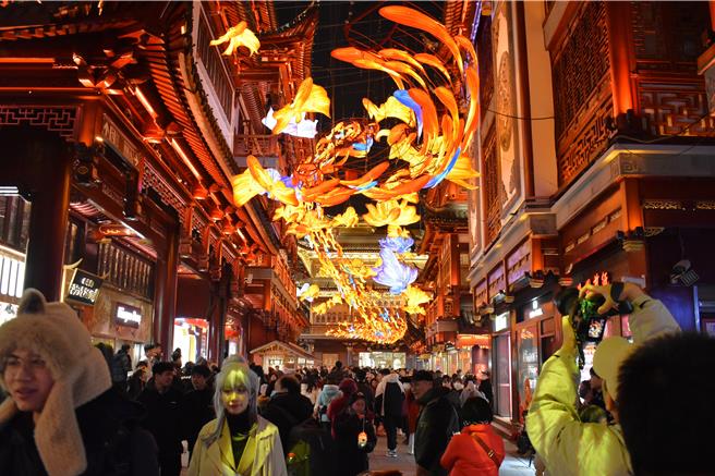今年上海豫园灯会的「一夜鱼龙舞」主题灯组，搭建难度为歷史之最，吸引眾多民眾前往打卡。（陈冠宇摄）