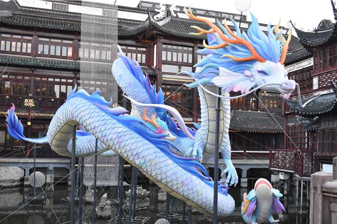 豫园商城九曲桥畔的白龙灯组，母龙的神态有别于传统的龙形象，显得尤为善良可亲。（陈冠宇摄）