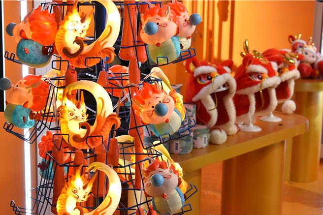 豫园灯会今年推出的两款龙灯灯笼，上架即热卖。（陈冠宇摄）