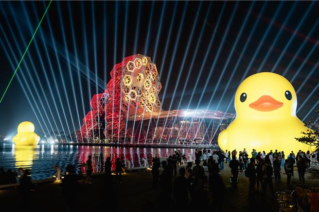 陳其邁說除夕讓黃色小鴨與工作同仁吃年夜飯，提醒今晚不點燈，民眾不要白跑一趟。（高市府提供／任義宇高雄傳真）