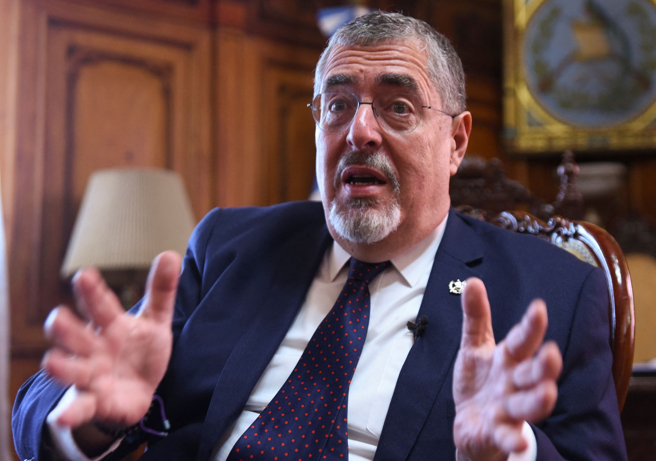 瓜地马拉总统阿雷巴洛（Bernardo Arevalo）周四（8日）接受路透专访的神情。（路透）