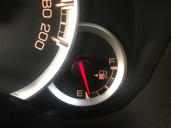 仪表板油箱箭头方向，代表油箱盖在汽车的哪一边。(图:shutterstock/达志)