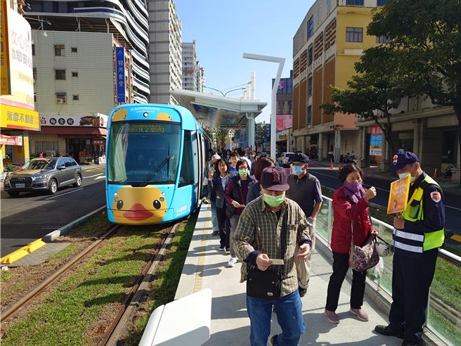 高雄12大景点于春节假期间实施交管，高市警提醒民眾留意，高雄捷运则推出春节班表，班距与平日有所不同。（任义宇摄）