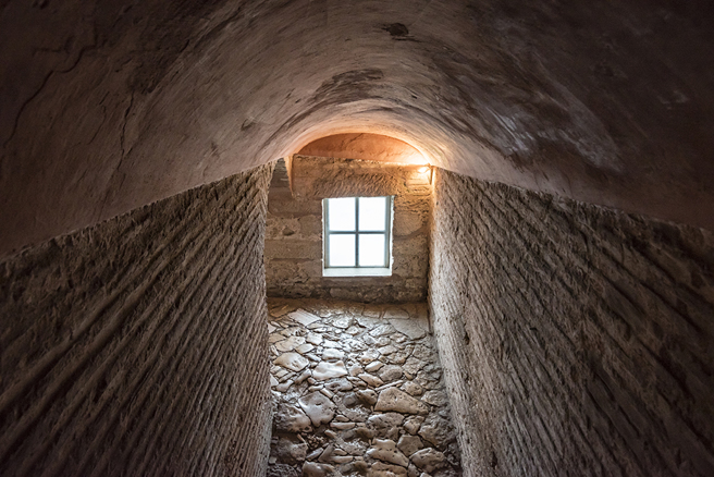 美國一對夫妻去年買下一棟有200年歷史的老宅，沒想到近來卻在家中發現一間被封住的詭異密室。(圖:shutterstock/達志)