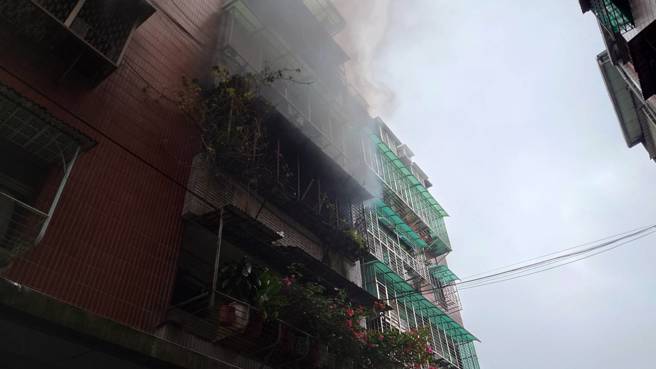 今9日下午13時許，新北市樹林發生一起氣爆火警。（圖／民眾提供）