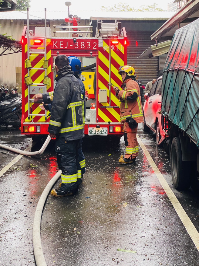 今9日下午13時許，新北市樹林發生一起氣爆火警。（圖／民眾提供）