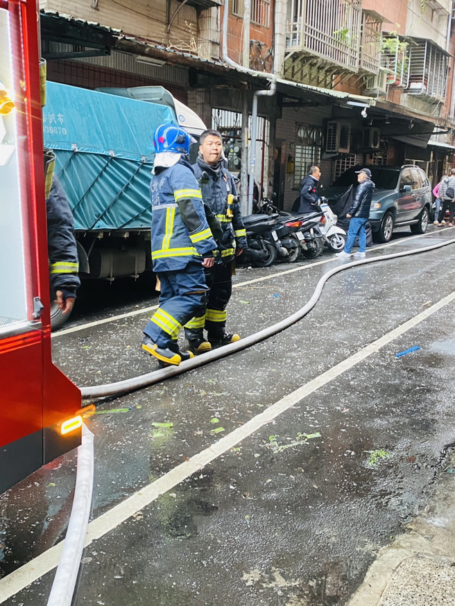 今9日下午13時許，新北市樹林發生一起氣爆火警。（圖／民眾提供）
