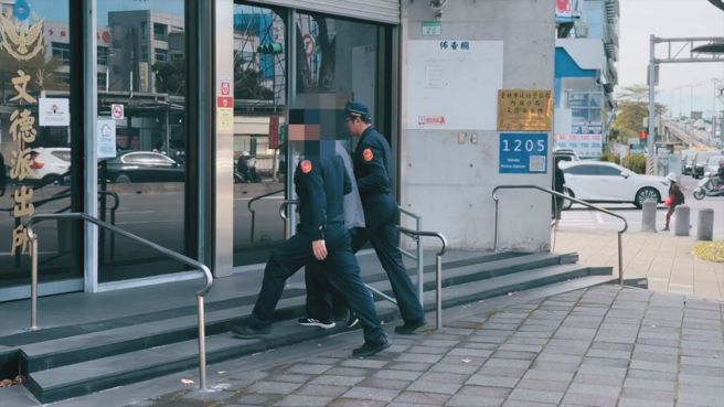 警方至新店區拘捕蔡姓犯嫌到案，起獲作案工具油壓剪、電纜線剪及毒品吸食器等贓、證物。（圖／警方提供）