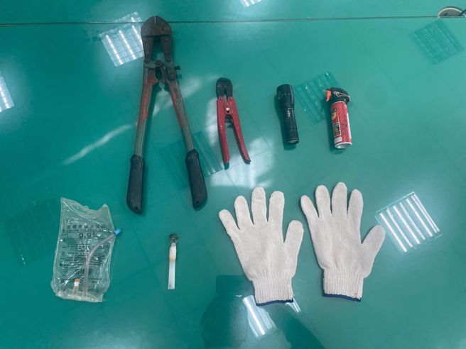 警方至新店區拘捕蔡姓犯嫌到案，起獲作案工具油壓剪、電纜線剪及毒品吸食器等贓、證物。（圖／警方提供）