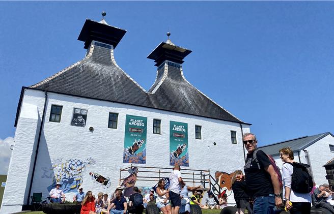 恭逢其盛，我们来到Islay音乐嘉年华最后一天，这是全球Ardbeg粉丝最盛大的聚会，白墙下有着跟我们一样正享受着阳光灿烂的珍贵友谊。（王爵暐摄）