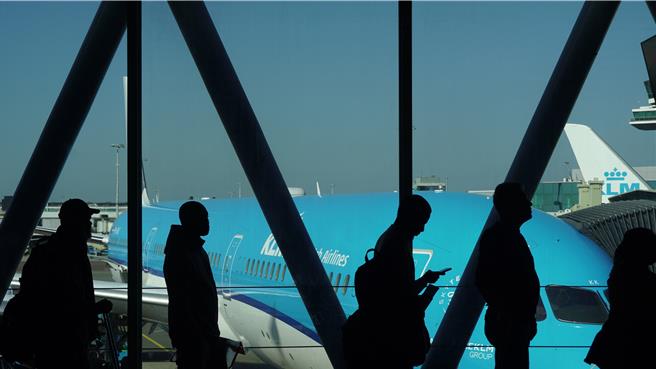 荷兰阿姆斯特丹机场是欧洲最繁忙的机场之一，转机的停留时间，数不䀆行色匆匆的旅客从视界中出现又消失。（王爵暐摄）