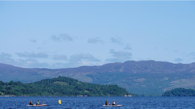 静静划过的几条独木舟在远方画出上帝视角才能解开的几何交错线条，美丽的景致令人摒息。（王爵暐摄）