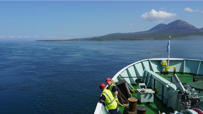 渡轮「MV Isle of Arran 」载着来自太平洋西岸的我们在海上滑行，从Port Kennacaig启航后，北大西洋用万顷波澜不惊的深蓝舖成绒毯、水波不兴的徐徐海风一路相迎。（王爵暐摄）