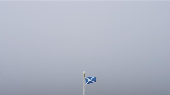 就在全身知觉还享受着艳阳穿透云层温柔的前一秒，浓雾顷刻涌入眼帘，茫茫大海雾锁重重。（王爵暐摄）