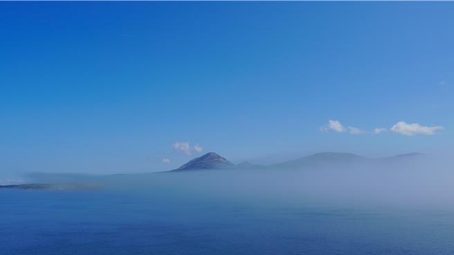 还在懵懂之间，霭霭白雾只剩飘渺在远方山腰间的一丝云带。如梦似幻般不可思议的景致迎接我们到来。（王爵暐摄）