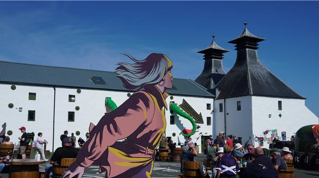 百转千迴来到登岛后的首站-Ardbeg酒厂，刚好是Islay音乐嘉年华的最后一天，也是全球Ardbeg粉丝最盛大的聚会。（王爵暐摄）