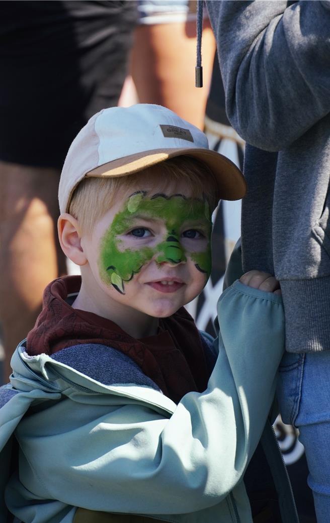 Islay音乐嘉年华会的最后一天交由Ardbeg酒厂的化妆派对带来最后一波欢乐，陪着爸妈同乐的小朋友彩绘面容怯生生地粉墨登场。（王爵暐摄）