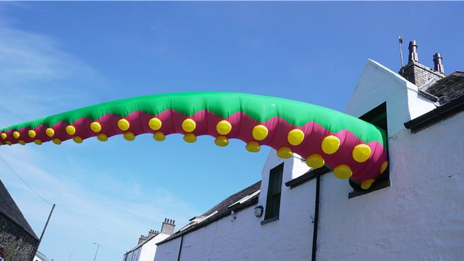 为了迎接2023年Islay音乐嘉年华会，Ardbeg酒厂推出一款充满烟熏味的新作，整个酒厂随处可见的章鱼脚，象徵四处乱窜的烟熏迷雾。（王爵暐摄）