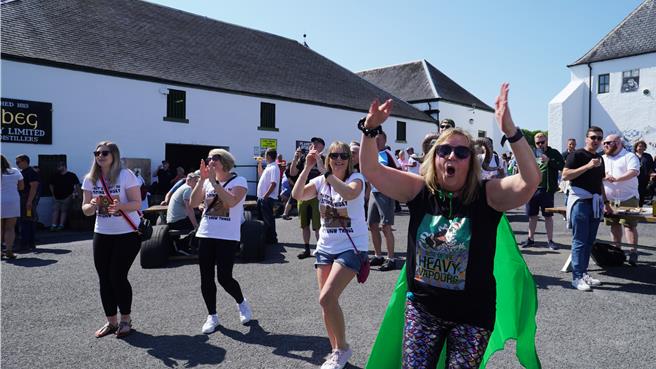 恣意在酒厂里漫游，旅人们用尽气力享受这个专属粉丝的大日子。（王爵暐摄）