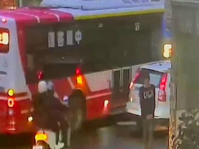 男子與家人發生爭吵後離家失去音訊，警方在10小時後桃園的博愛路騎樓發現陳男。（圖／警方提供）