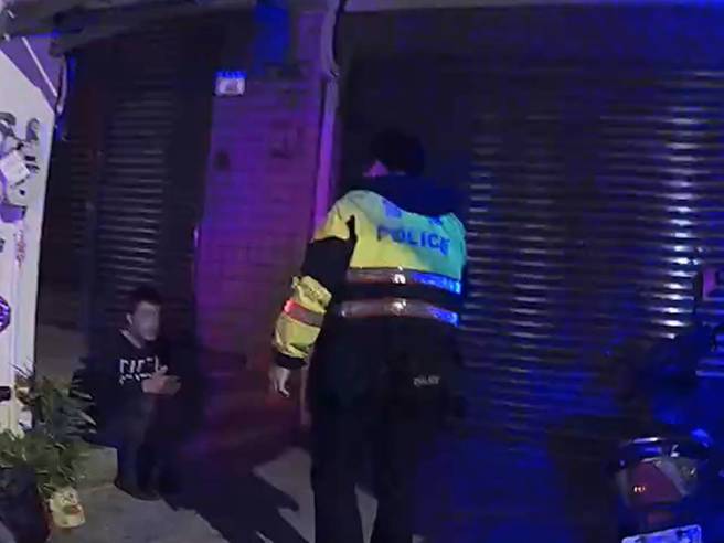 男子與家人發生爭吵後離家失去音訊，警方在10小時後桃園的博愛路騎樓發現陳男。（圖／警方提供）