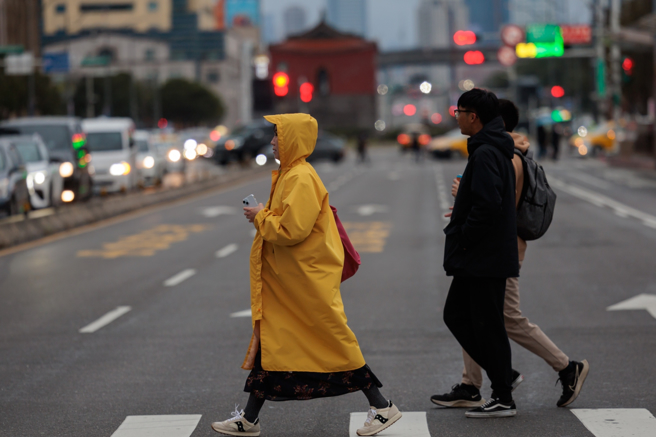 除夕夜開始，天氣將會從濕冷轉乾冷，但回暖則要等到初四冷氣團減弱。(資料照／郭吉銓攝)