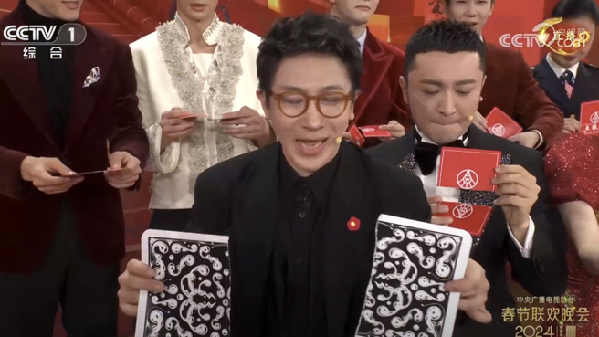 开牌时全场答案都正确，但尼格买提疑似对不上，抿嘴露出疑惑表情。(图／CCTV春晚YouTube)